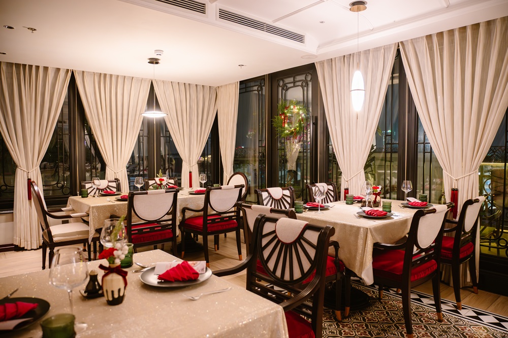 Diên Vị Dining is decorated with a Christmas 2025 theme
